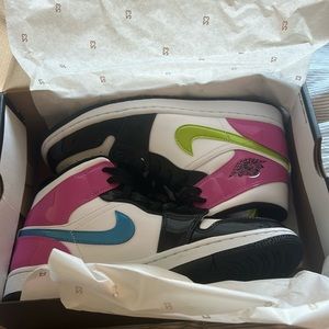 Nike Air Jordan 1 Mid SE in box!